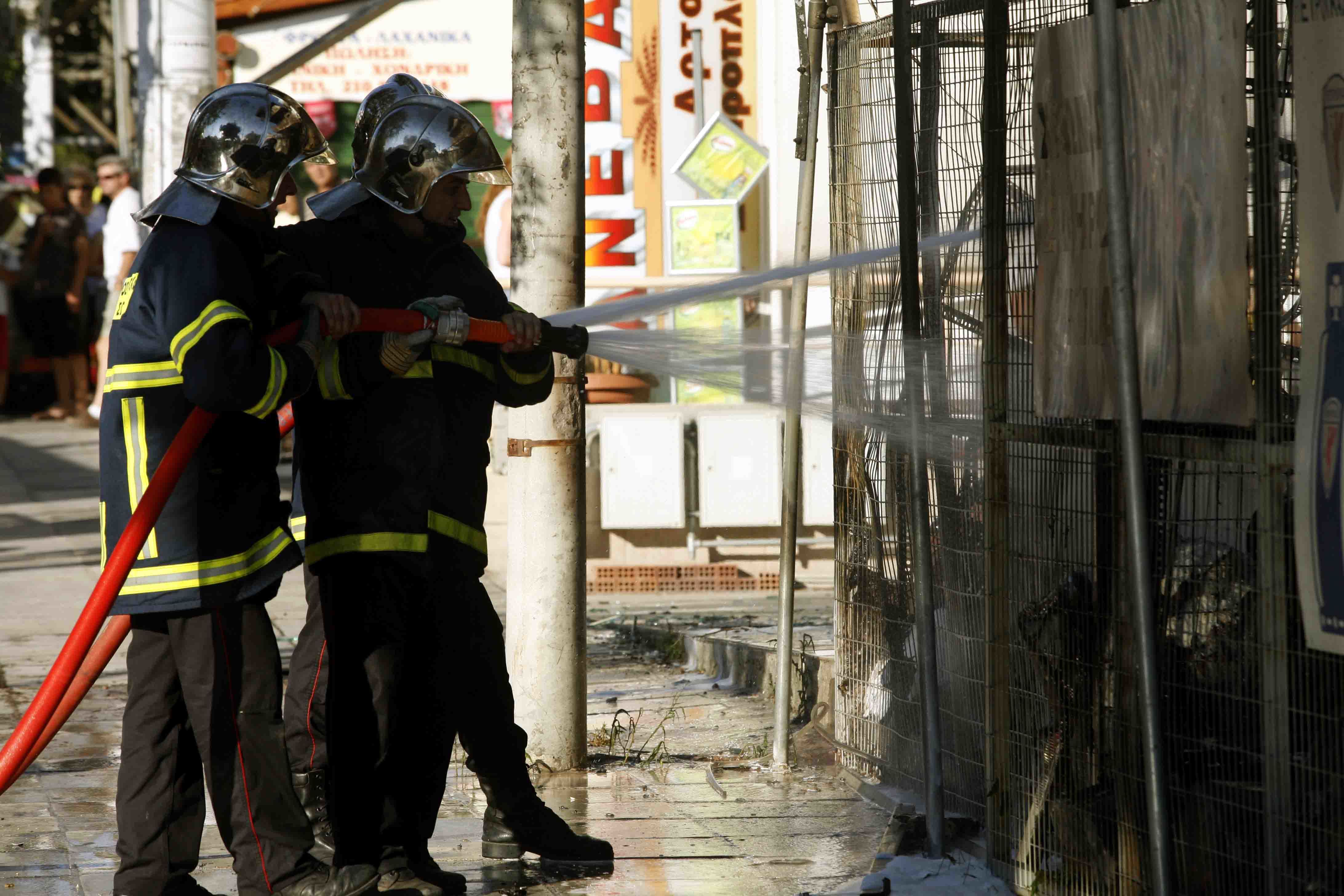 Υπό έλεγχο η μεγάλη πυρκαγιά στο εργοστάσιο στο Μενίδι