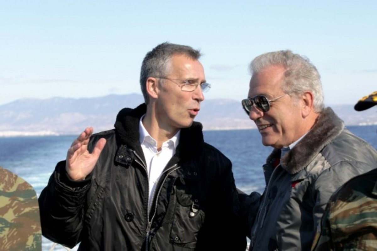 Γιατί έδειχνε το κινητό του ο Αβραμόπουλος στον ΓΓ του ΝΑΤΟ;