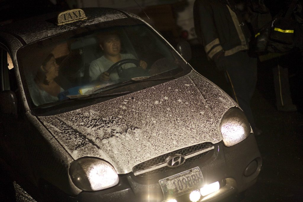 Ταξί καλυμμένο με στάχτη από το ηφαίστειο μεταφέρει κόσμο εκτος πόλης