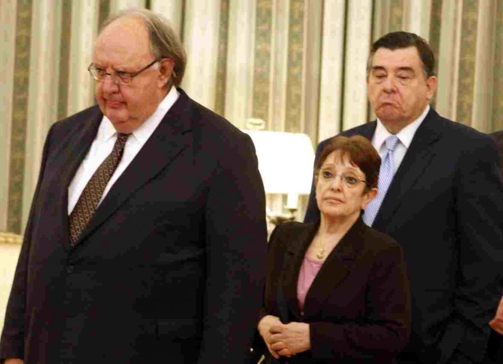 Νέα παρέμβαση Κ. Παπούλια – Ο Πάγκαλος έσωσε από πέσιμο την Α.Παπαρήγα στα σκαλιά του Προεδρικού Μεγάρου