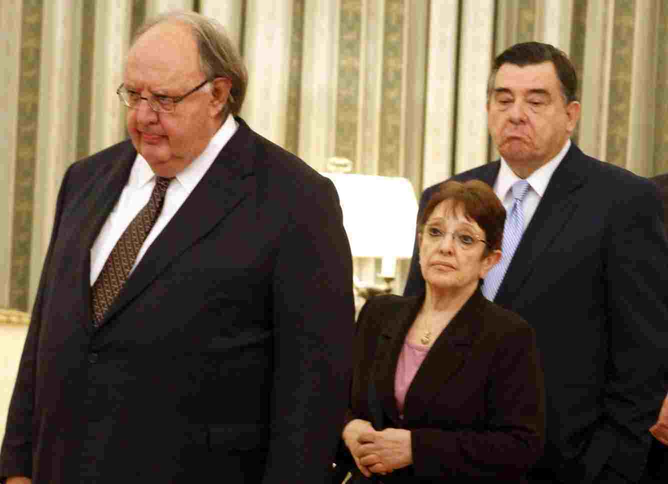 Νέα παρέμβαση Κ. Παπούλια – Ο Πάγκαλος έσωσε από πέσιμο την Α.Παπαρήγα στα σκαλιά του Προεδρικού Μεγάρου