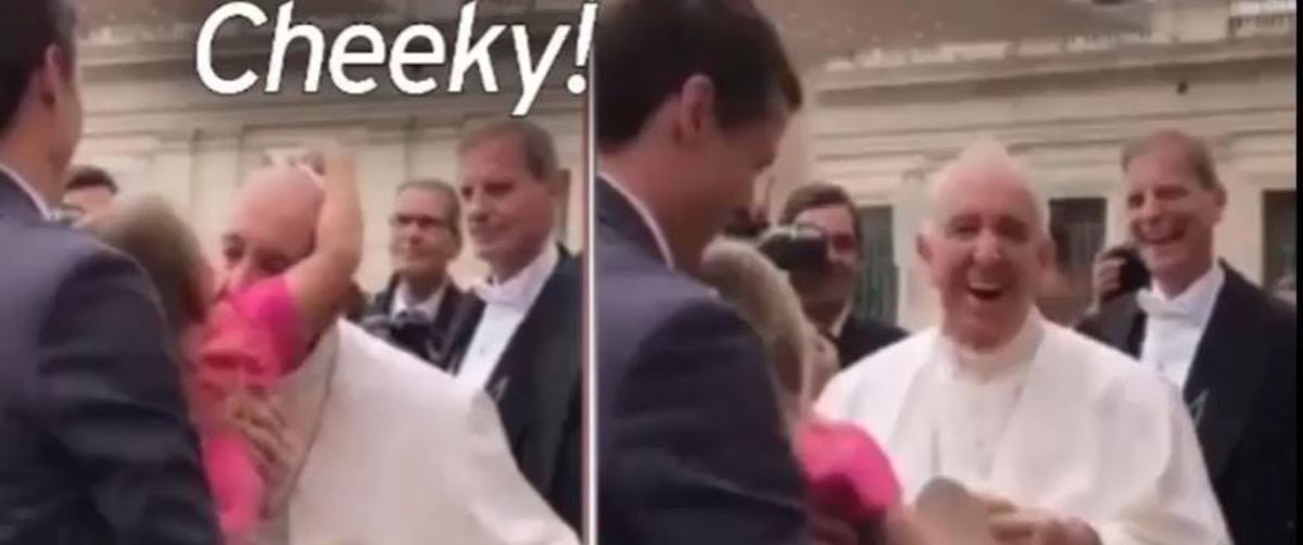 Η στιγμή που πιτσιρίκα κλέβει το καπέλο του Πάπα Φραγκίσκου [vid]