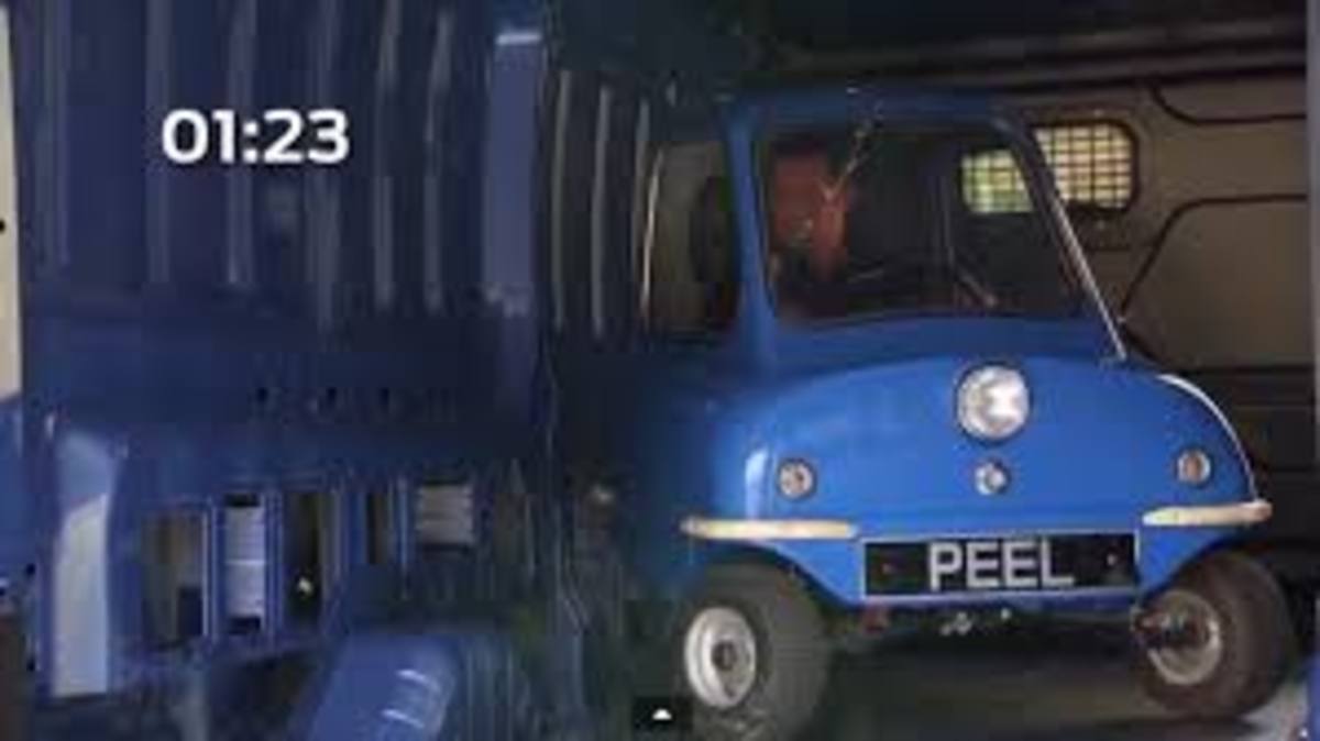 Το μικρότερο αυτοκίνητο του κόσμου κάνει βόλτα μέσα σε ένα Ford Transit (VIDEO)