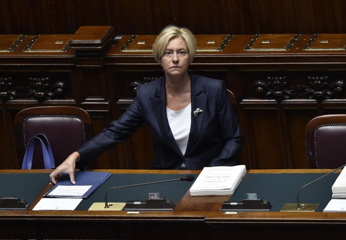 Ηχηρό μήνυμα κατά της ομοφοβίας από την Ιταλίδα Υπουργό Άμυνας – Θα τελέσει σύμφωνο συμβίωσης δύο γυναικών