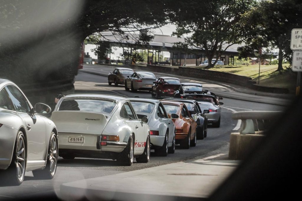 Στη Γέφυρα του Σίδνεϊ με 100 Porsche 911 (VIDEO)