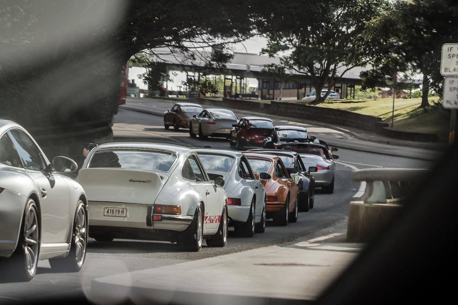 Στη Γέφυρα του Σίδνεϊ με 100 Porsche 911 (VIDEO)