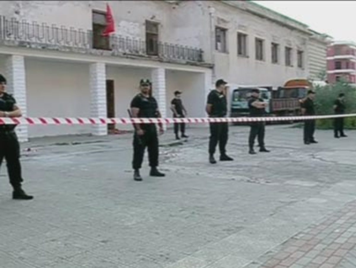 Λειτουργία στο αστυνομοκρατούμενο προαύλιο της εκκλησίας της Πρεμετής (VIDEO)