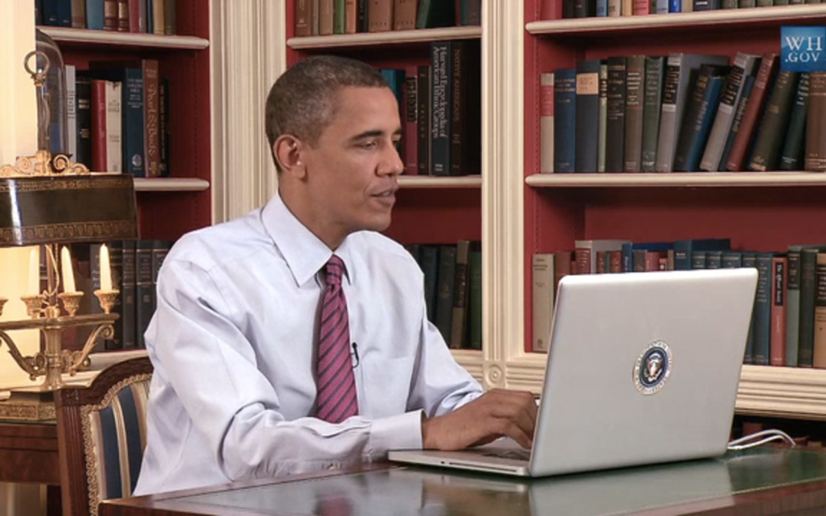 Ο Ομπάμα βλέπει τσόντες στο laptop;