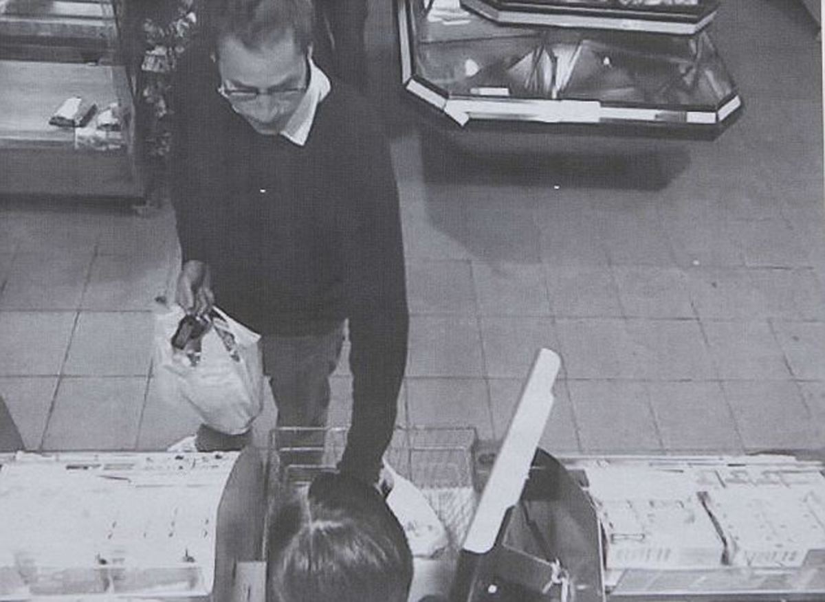 Ο πρίγκιπας Γουίλιαμ στο σούπερ μάρκετ ψάχνει για...λεφτά. Daily Mail