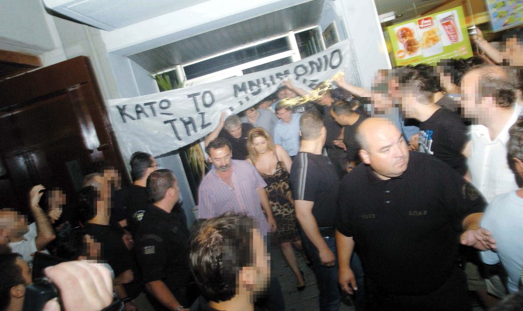 Ένας στους 2 Έλληνες υπέρ των προπηλακισμών πολιτικών!