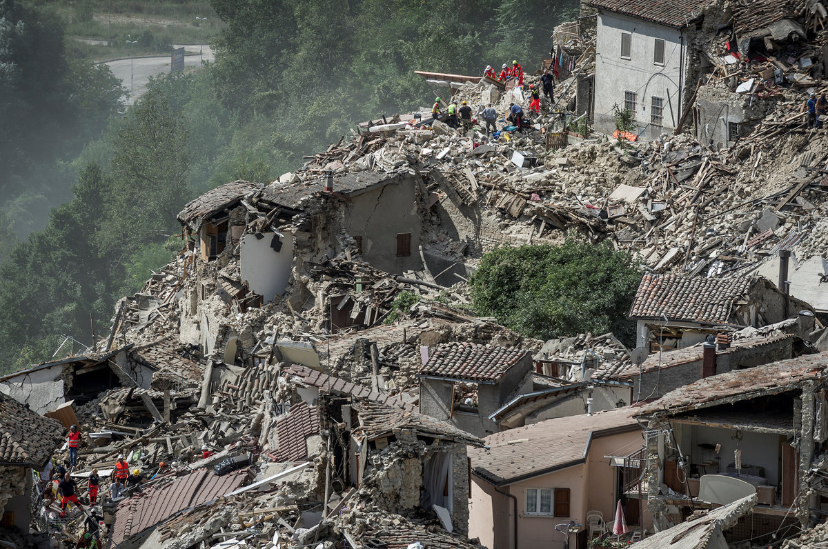 Σεισμός στην Ιταλία – Συγκλονιστικές μαρτυρίες: “Βγήκαμε από το μπαλκόνι πατώντας στα συντρίμμια – Οι γείτονές μας πέθαναν”