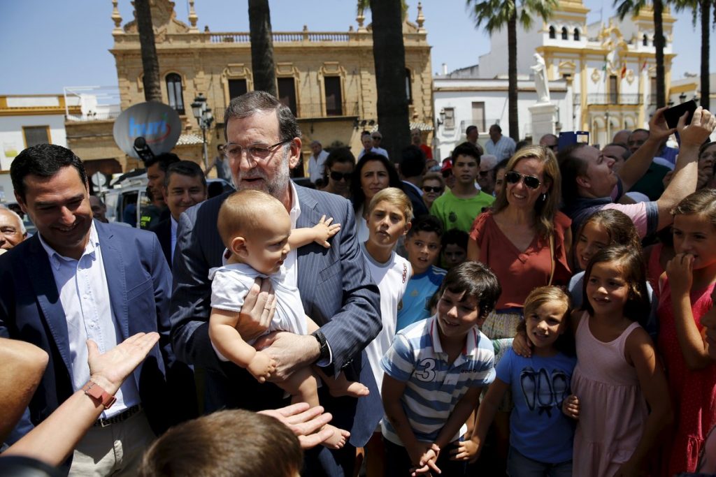 Το Λαϊκό Κόμμα του Ραχόι οδηγεί την κούρσα των εκλογών – Υποχωρεί το Podemos