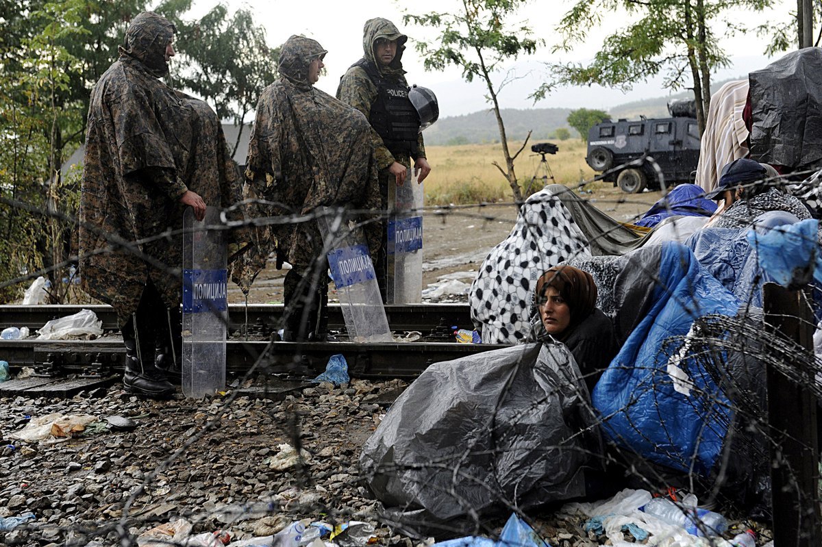 Κατά εκατοντάδες περνούν οι πρόσφυγες τα σύνορα – Παρακάμπτουν τον κλοιό