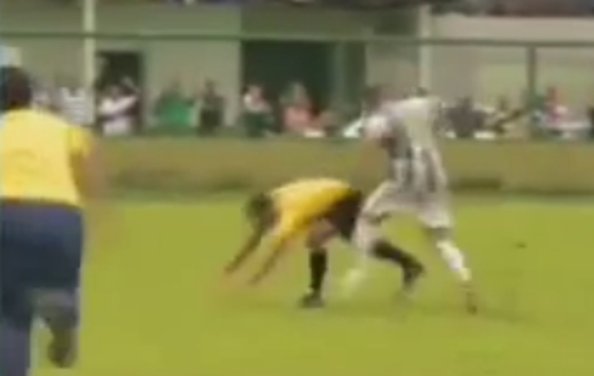 Ποδοσφαιριστής-μποξέρ έσπασε… στο ξύλο διαιτητή (VIDEO)