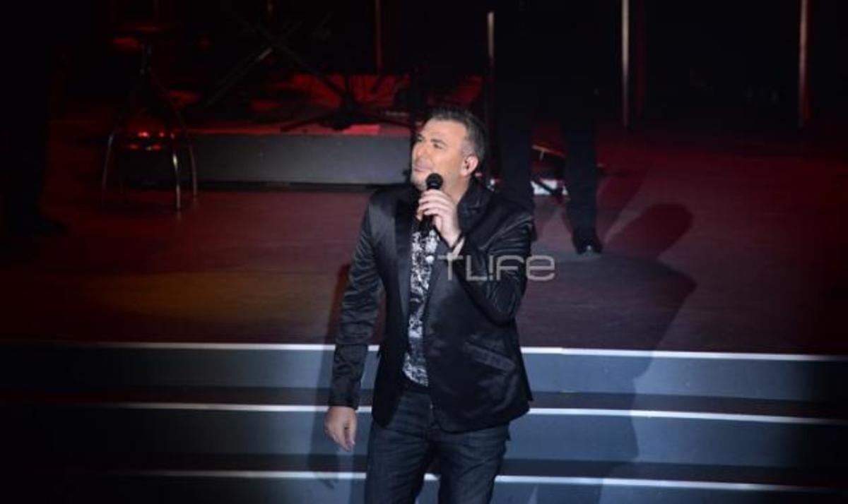 Έξαλλος ο Αντώνης Ρέμος – Του πέταξαν τραπέζι, ενώ τραγουδούσε