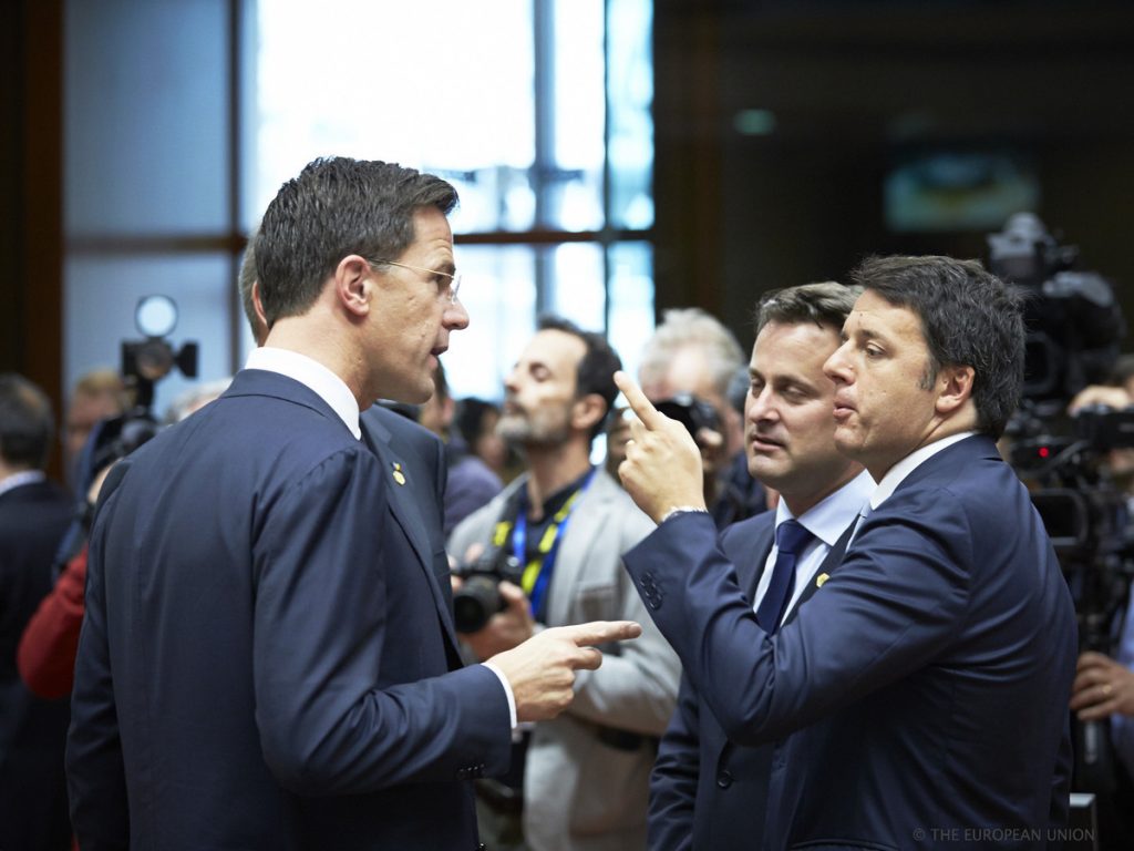 Ο Ρέντσι κουνάει πάλι το δάχτυλο στο “μέγαρο των Βρυξελλών”
