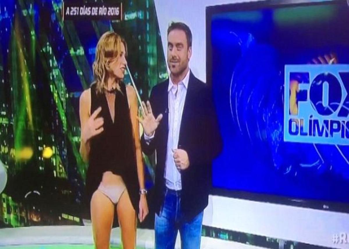 Oops! Παρουσιάστρια του Fox News, μας έδειξε το κιλοτάκι της! Βίντεο