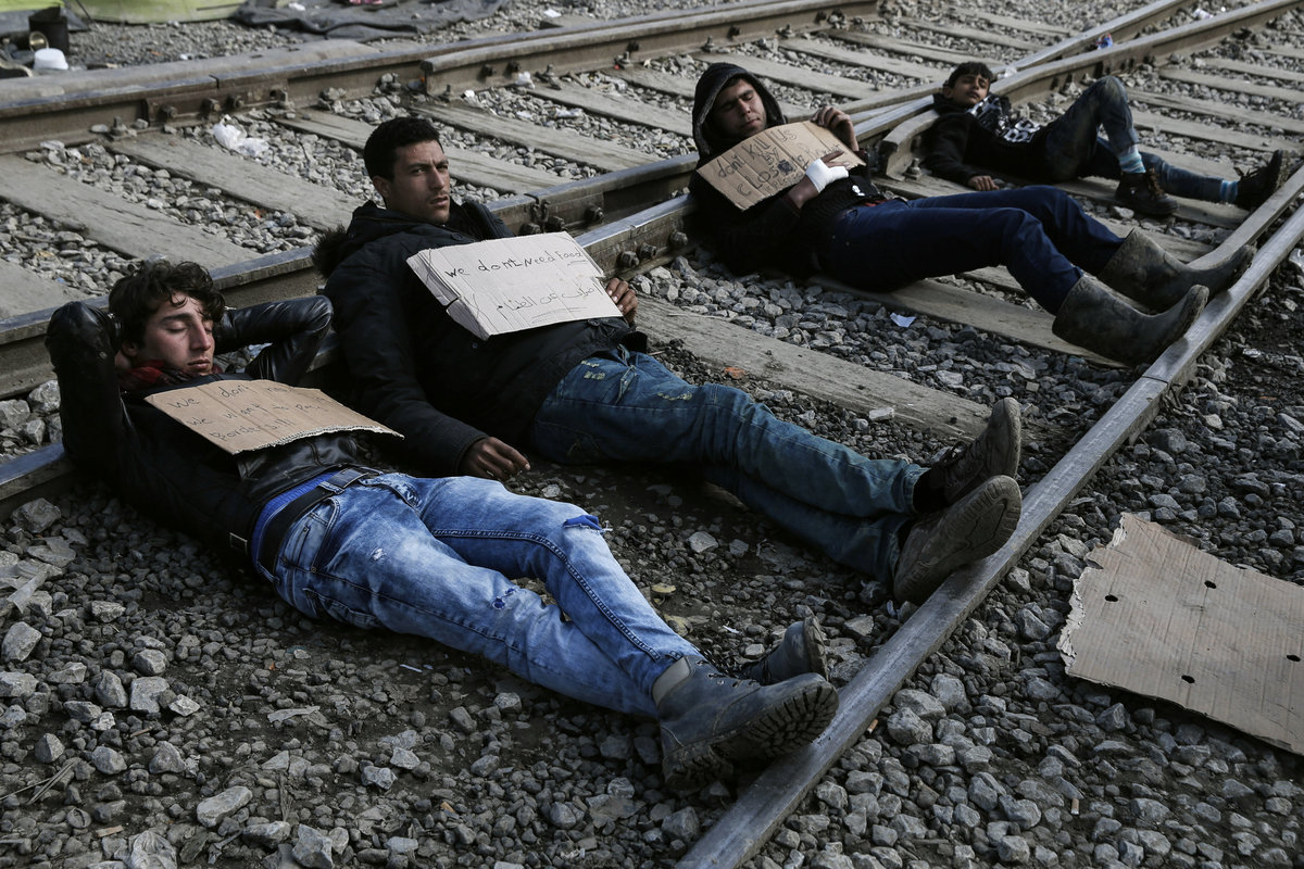 Ειδομένη: Καθιστική διαμαρτυρία προσφύγων στη σιδηροδομική γραμμή