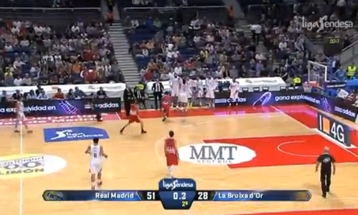 ΑΠΙΘΑΝΟ τρίποντο χωρίς να βλέπει το καλάθι έβαλε ο Ρέγιες (VIDEO)