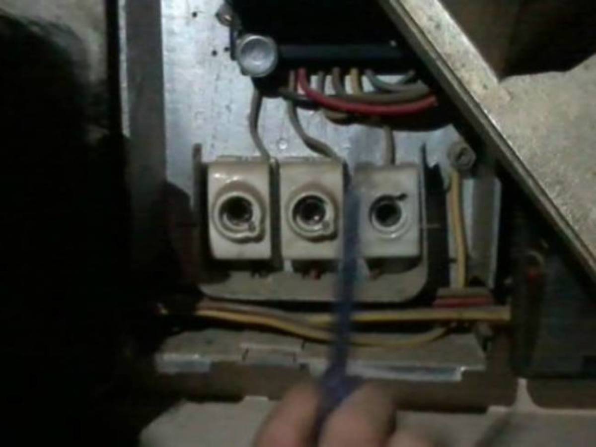 Σπείρες ηλεκτρολόγων κλέβουν ρεύμα πειράζοντας τους μετρητές της ΔΕΗ
