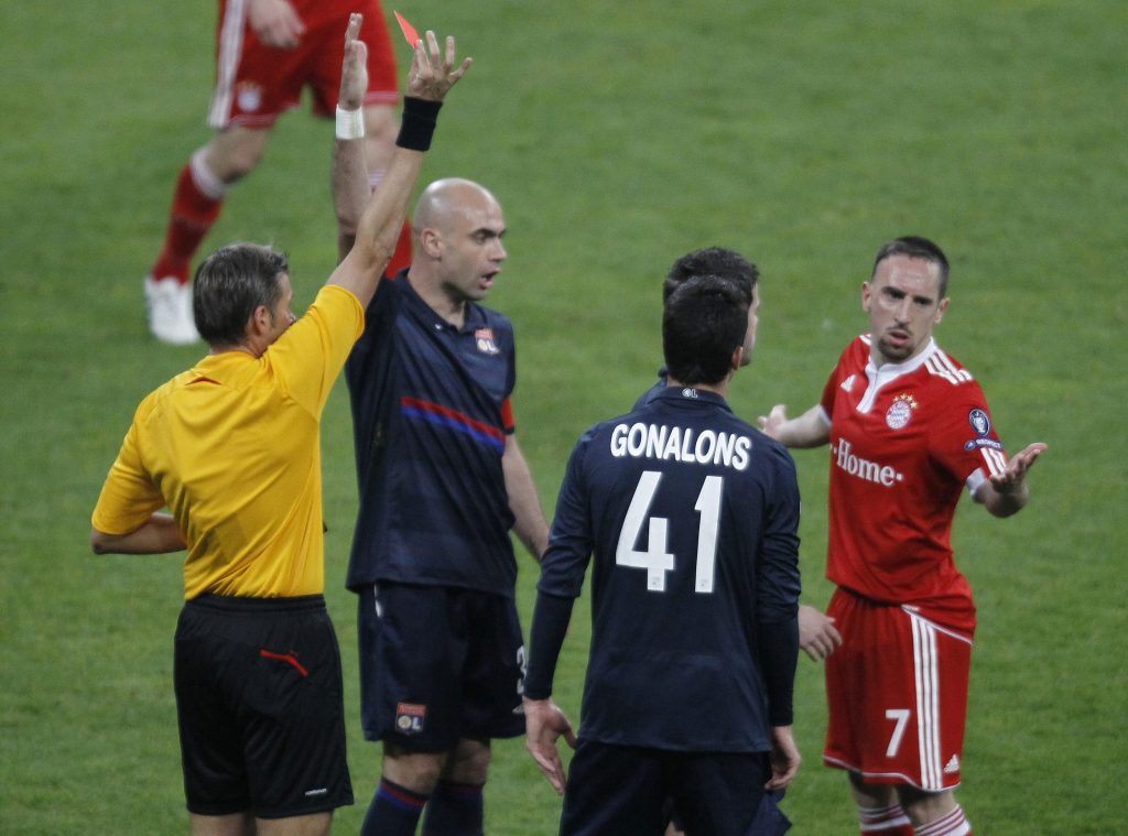 Η κόκκινη κάρτα που δέχτηκε στον πρώτο αγώνα με την Λιόν θα στερήσει τη συμμετοχή του Φρανκ Ριμπερί στον τελικό