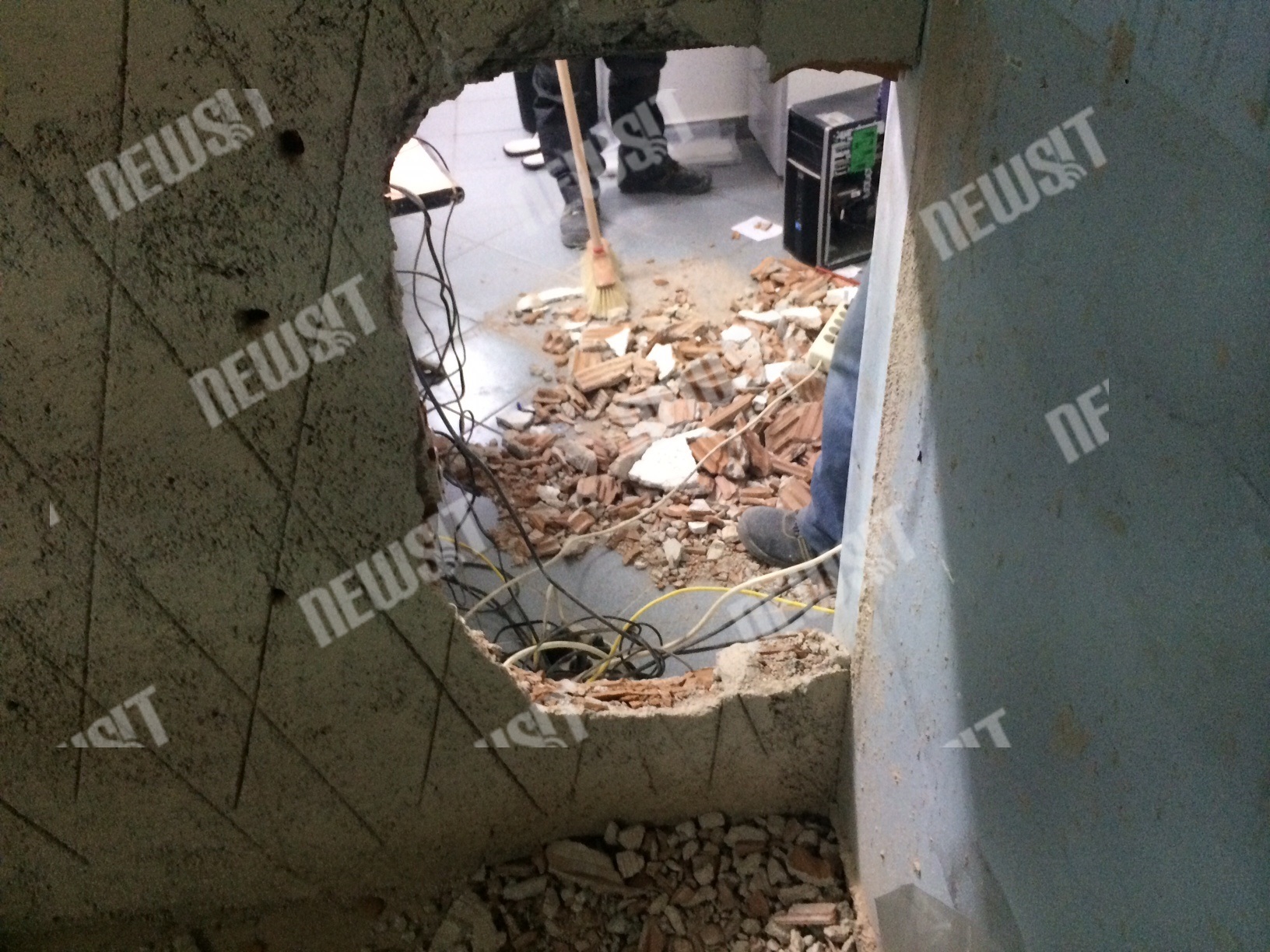 Δεν πίστευαν στα μάτια τους οι υπάλληλοι όταν είδαν αυτή την τρύπα σε κατάστημα στη Μπενάκη – Πως έκαναν το ριφιφί οι ληστές – ΦΩΤΟ
