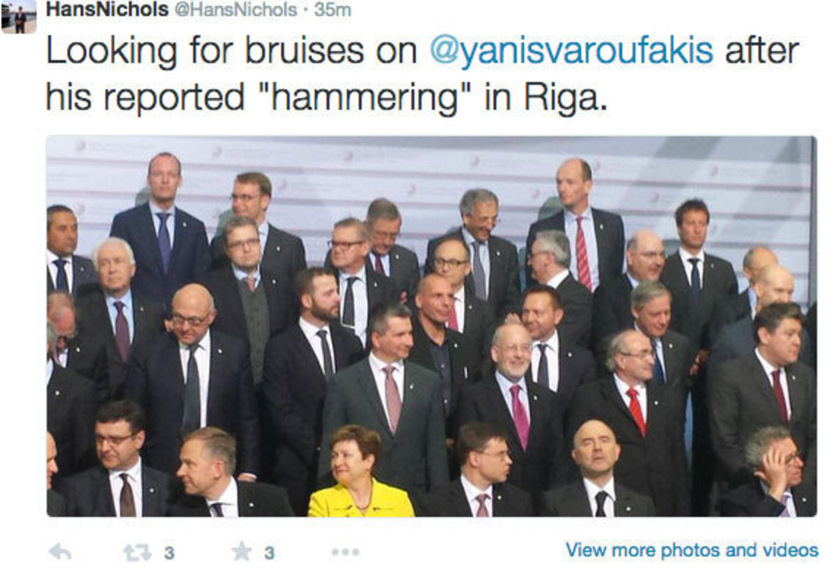 Έψαχναν μελανιές πάνω στον Βαρουφάκη – ΦΩΤΟ