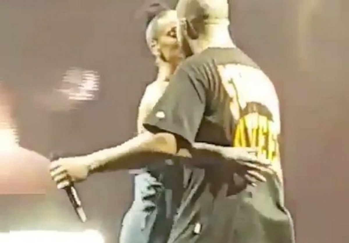 Φιλήθηκαν στη σκηνή Rihanna και Drake – Αποθεώθηκαν από τους θαυμαστές [vid]