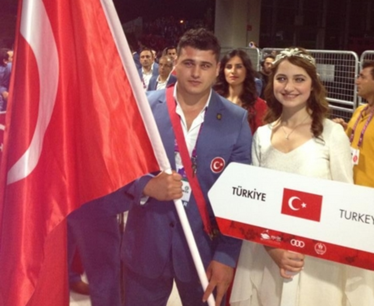 Απίστευτα προκλητικός ο Τούρκος σημαιοφόρος: Οι Έλληνες είναι σκυλιά