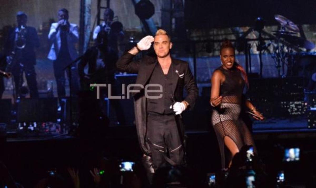 Γιορτή του Πατέρα 2015: Ο Robbie Williams την γιόρτασε με τον μπαμπά του στη σκηνή της Μαλακάσας – Δείτε το video
