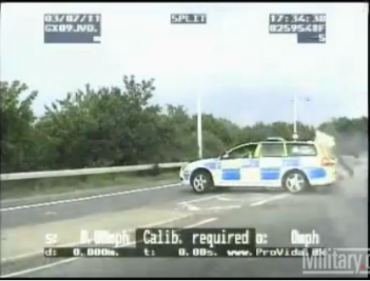 Αστυνομικός…Ρόμποκοπ!Τον παρασύρει αυτοκίνητο,σηκώνεται και συνεχίζει τη καταδίωξη!Βίντεο