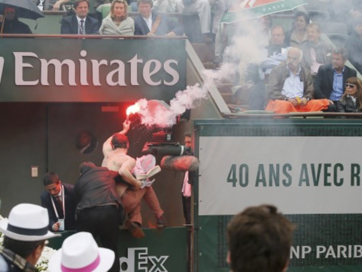 Καπνογόνο στο Roland Garros