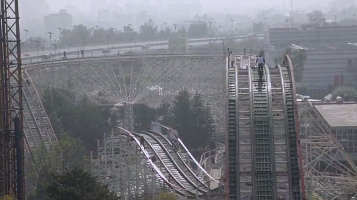 Είναι τρελοί αυτοί οι Γάλλοι: Με μηχανή σε γραμμές από τρενάκι λούνα παρκ (ΒΙΝΤΕΟ)