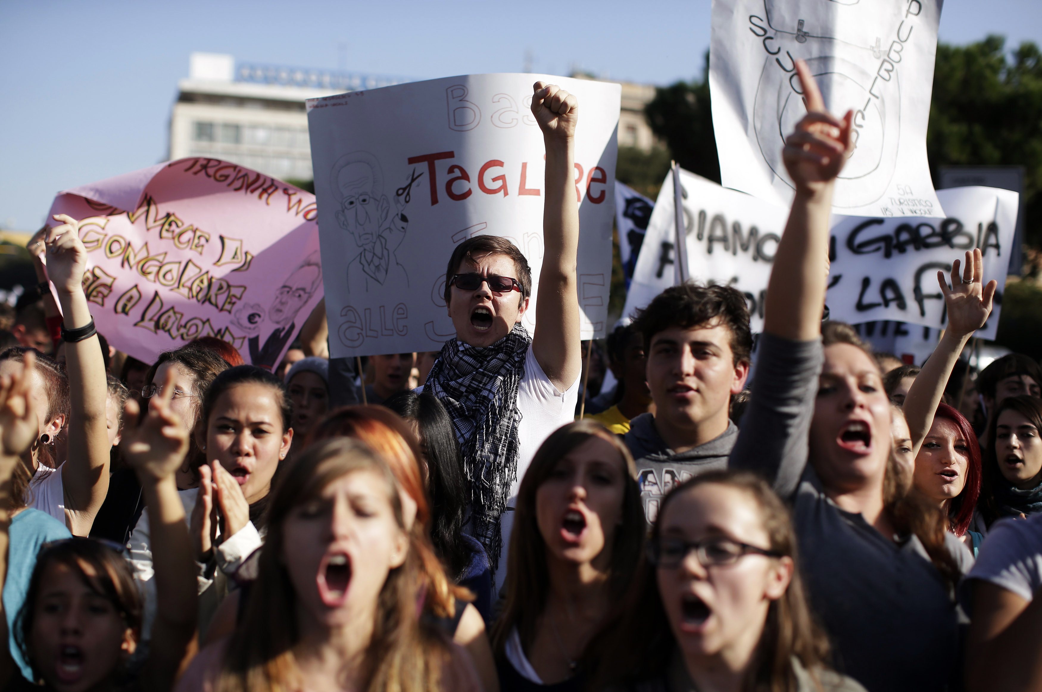 Χιλιάδες φοιτητές και καθηγητές βγήκαν στους δρόμους της Ρώμης