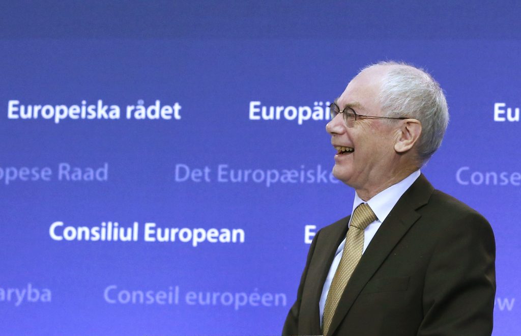 Ποιός θα πάρει 730.000 ευρώ τα επόμενα τρία χρόνια για να… κάθεται;