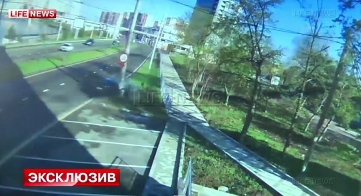 Σοκαριστική σύγκρουση – Ρώσος ποδοσφαιριστής “έκοψε” τσιμεντένια κολώνα (VIDEO)