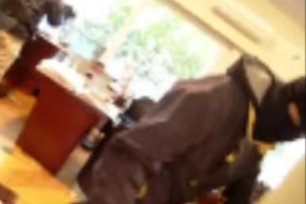 Βίντεο από το “ντου” του Ρουβίκωνα στο συμβολαιογραφικό γραφείο! Ουρλιαχτά τρόμου!