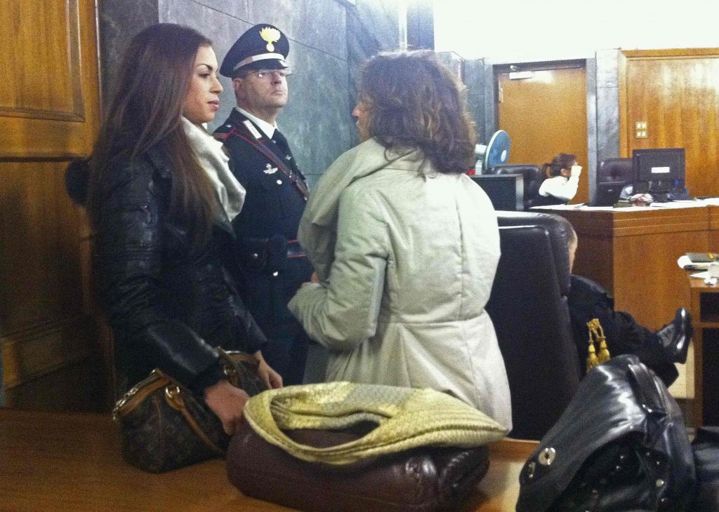 Έξαλλη η μητέρα της Ρούμπι Καρίμα με τους δικηγόρους του Μπερλουσκόνι
