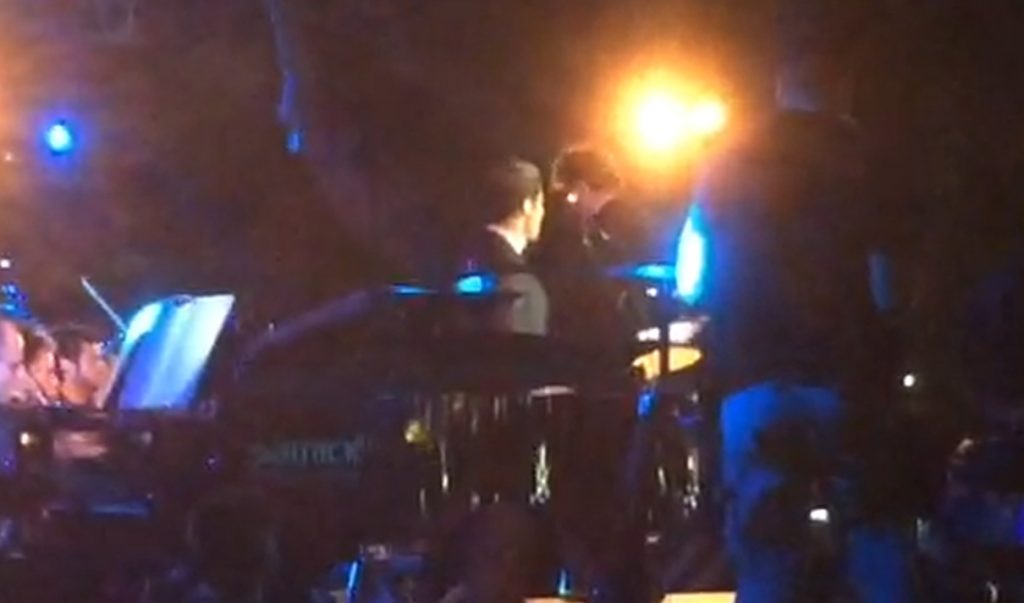 Ο Ρουβάς τραγουδάει Μίκη