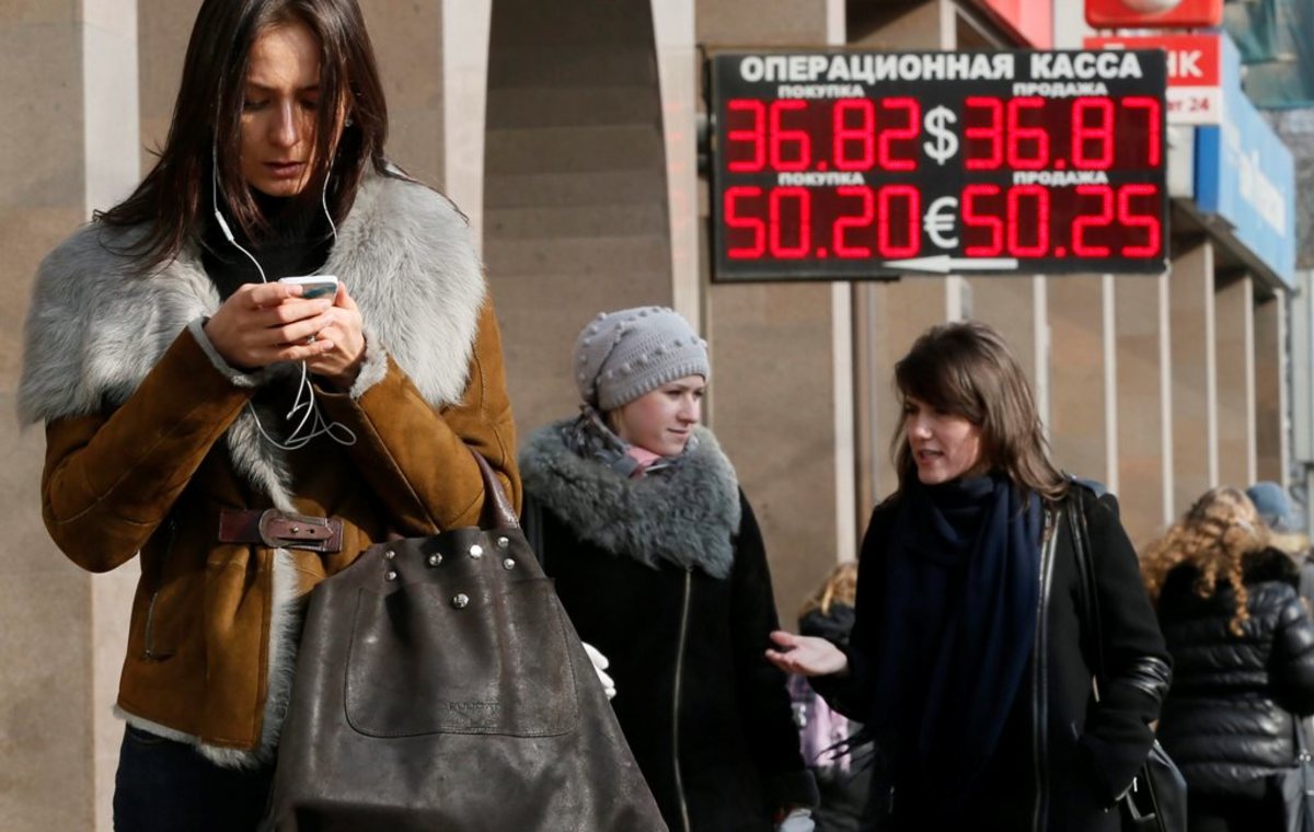 Καταρρέει το ρούβλι με απώλειες 44% λόγω της πτώσης των τιμών του πετρελαίου