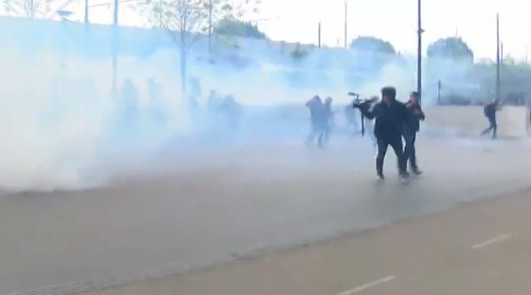 Επεισόδια σε διαδηλώσεις κατά της Λε Πεν – Βροχή οι μολότοφ και τα δακρυγόνα [vid]