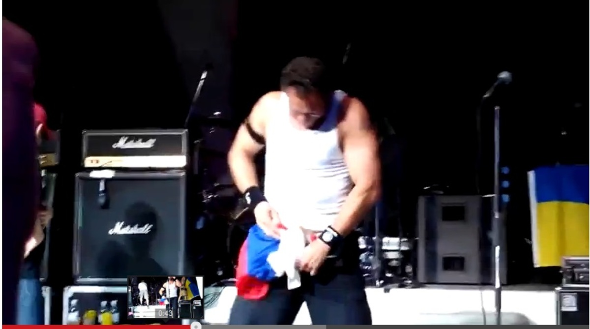 Σάλος με τον μπασίστα των Bloodhound Gang που έβαλε τη ρωσική σημαία στο εσώρουχό του – BINTEO