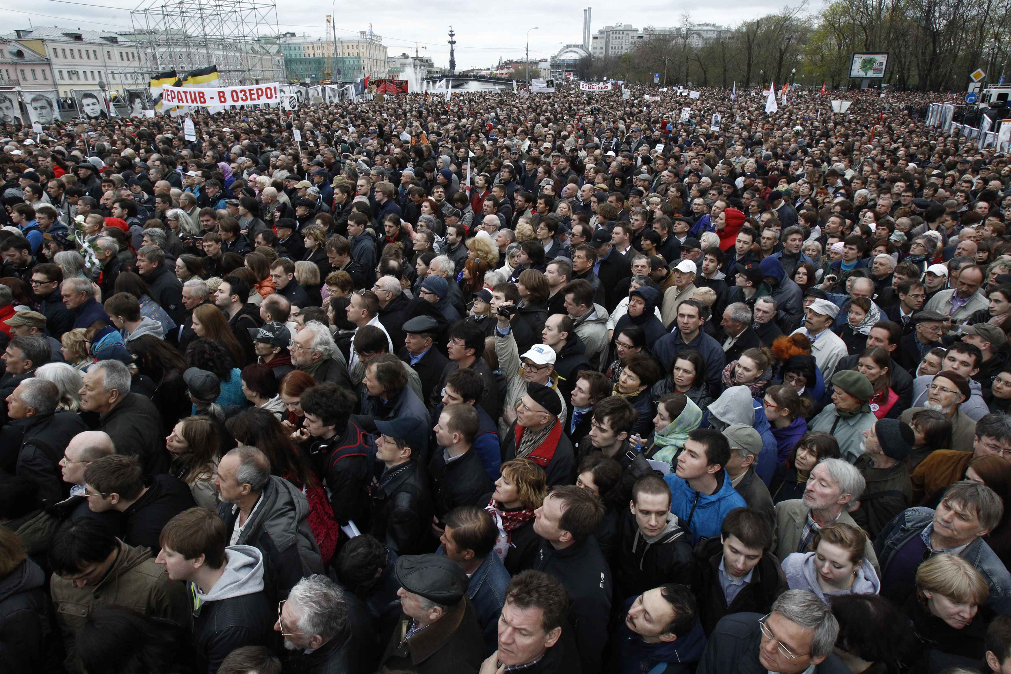 Картинка митинг. Толпа людей митинг. Люди на митинге. Толпа людей на площади. Толпа людей в Москве.