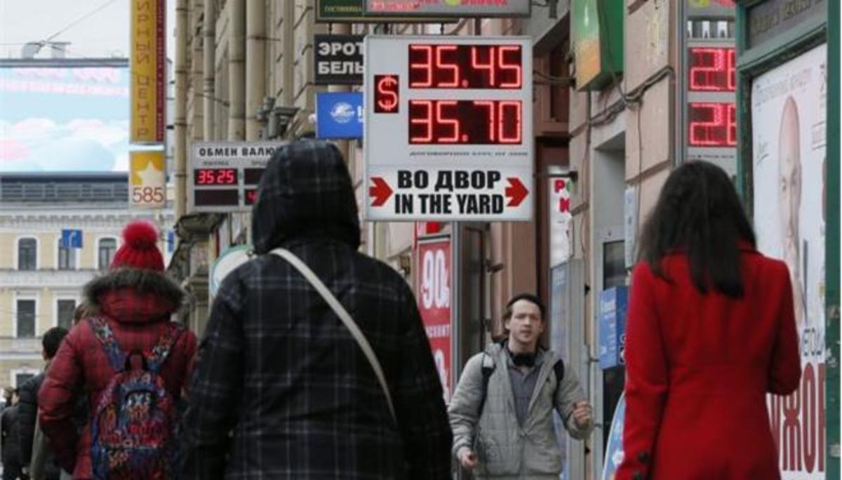 Βυθίζεται σε ύφεση η ρωσική οικονομία – Εκρηκτικές συνέπειες του εμπάργκο
