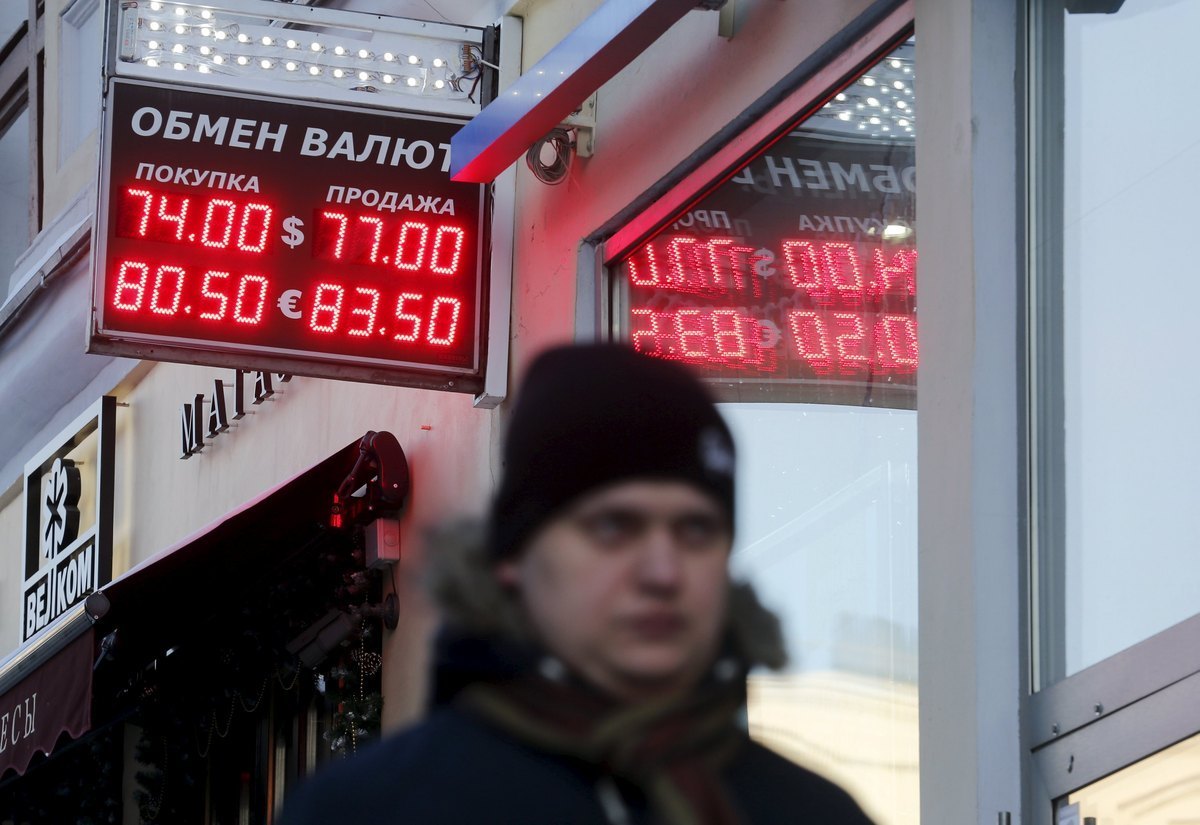 Βυθίζεται το ρωσικό Χρηματιστήριο και το ρούβλι
