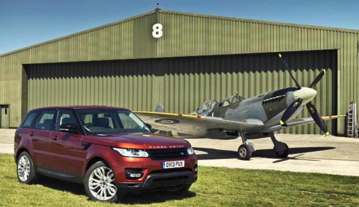 Video: Range Rover Sport εναντίον Spitfire