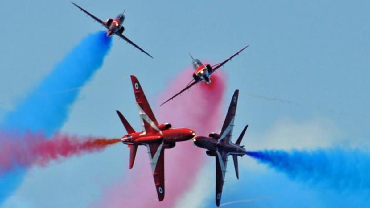 Τα “Κόκκινα Βέλη” της RAF τελειοποιούν το σώου τους στην Τανάγρα [vid]