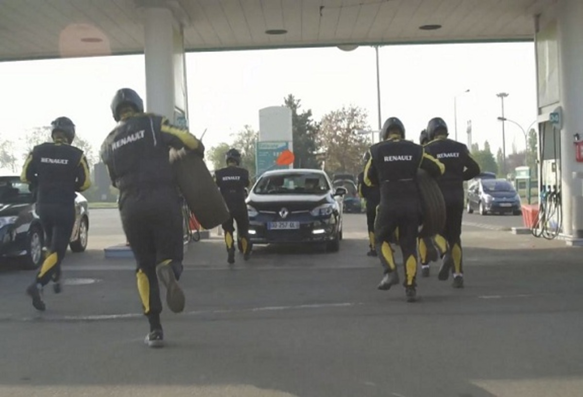 Μια διαφορετική στάση σε βενζινάδικο από τη Renault (VIDEO)