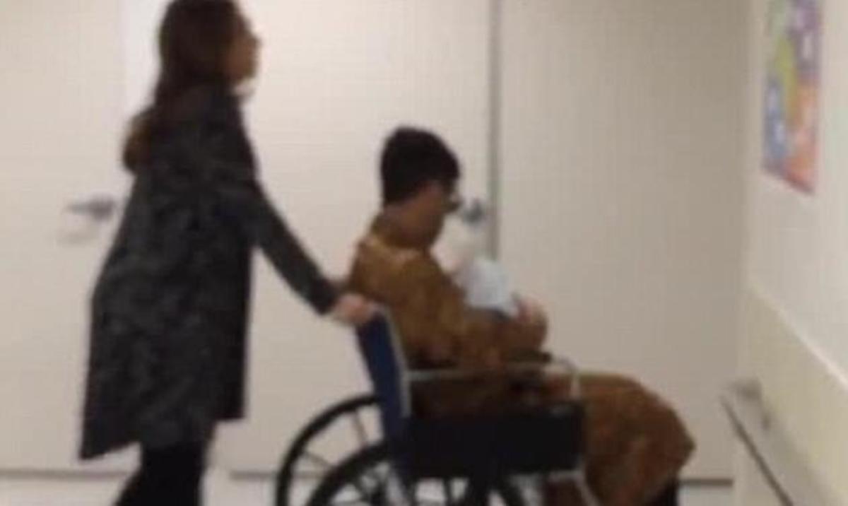 Robbie Williams: Βγήκαν από το μαιευτήριο και… κάθισε στο καροτσάκι με το μωρό!