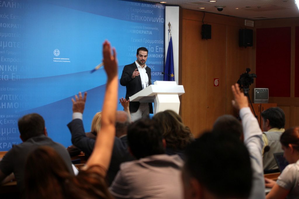 Δείτε Live: Την ενημέρωση των πολιτικών συντακτών από τον κυβερνητικό εκπρόσωπο